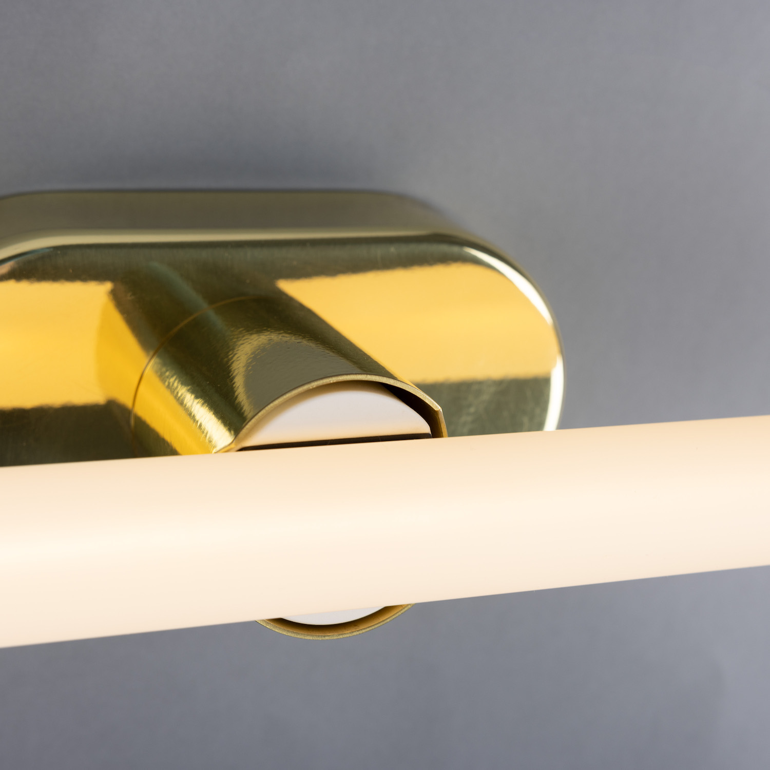Minimalistische Wand- oder Spiegelleuchte aus Messing: Messing poliert