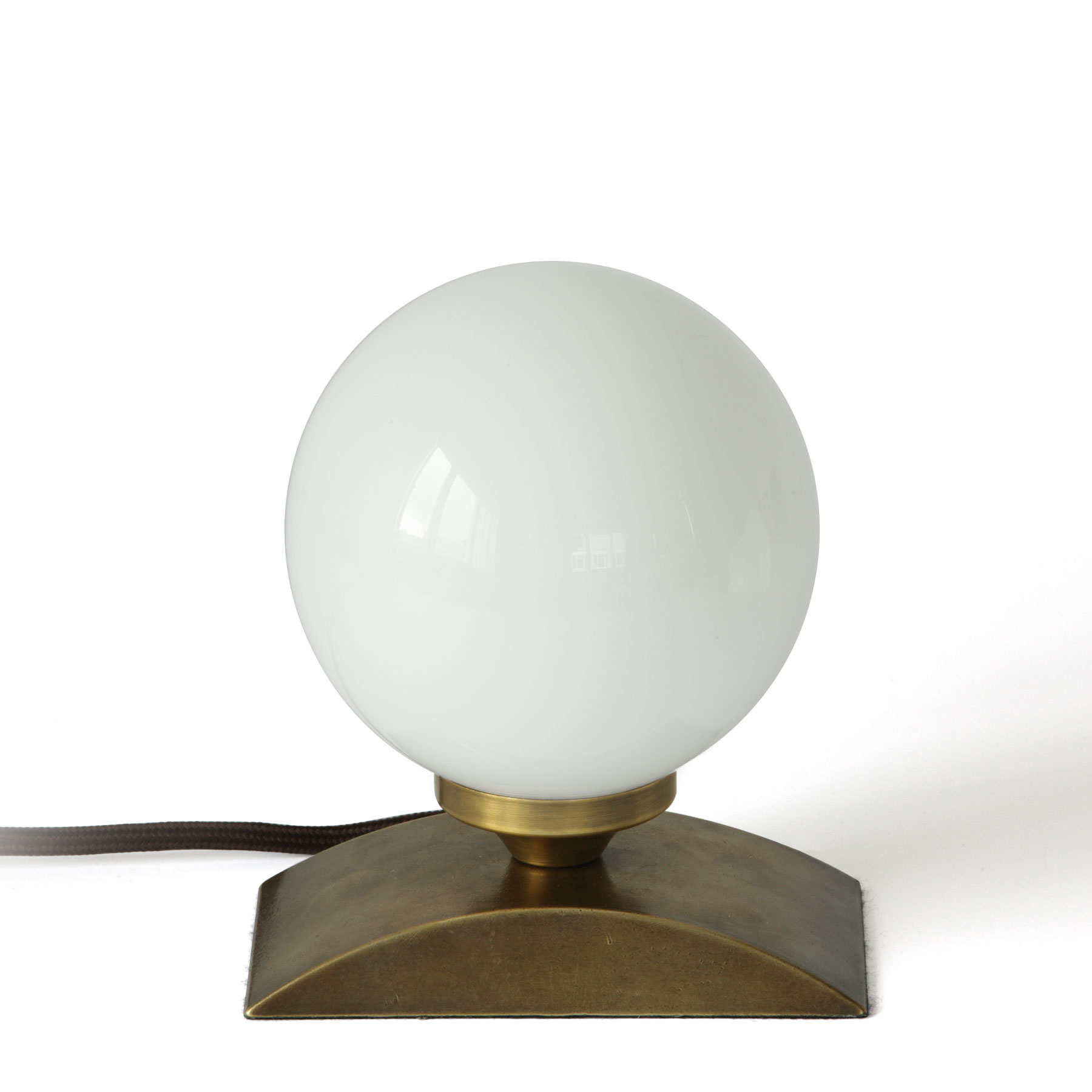 Bild 1: Kleine, elegante Tischleuchte mit Opalglas-Kugel, hier in antik handpatiniert (Altmessing) Elegante Kugel-Tischleuchte aus Messing: Kleine, elegante Tischleuchte mit Opalglas-Kugel, hier in antik handpatiniert (Altmessing)