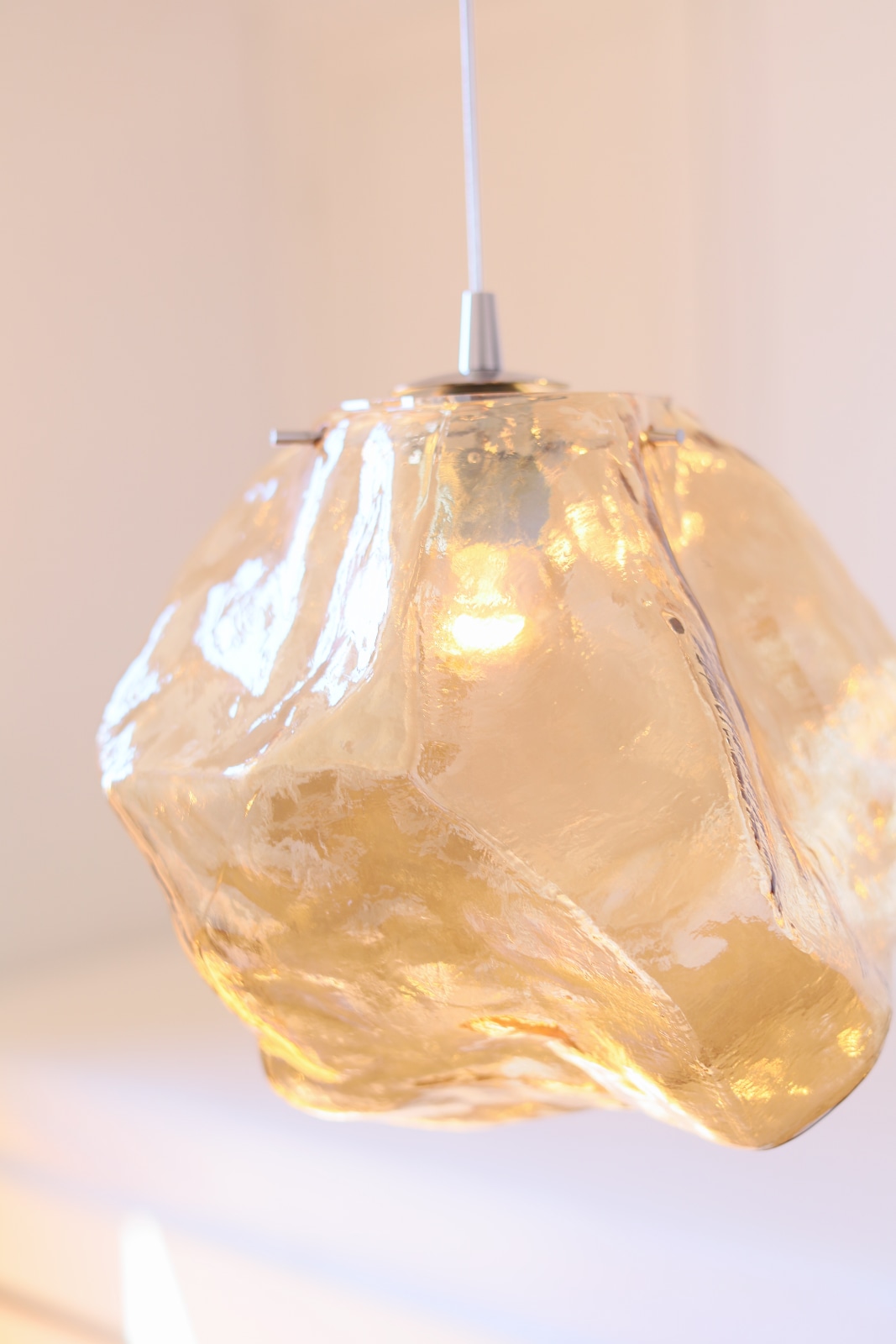 Französische Hängeleuchte mit Bernstein-Strukturglas, Bild 3 Französische Hängeleuchte mit Bernstein-Strukturglas, Bild 3