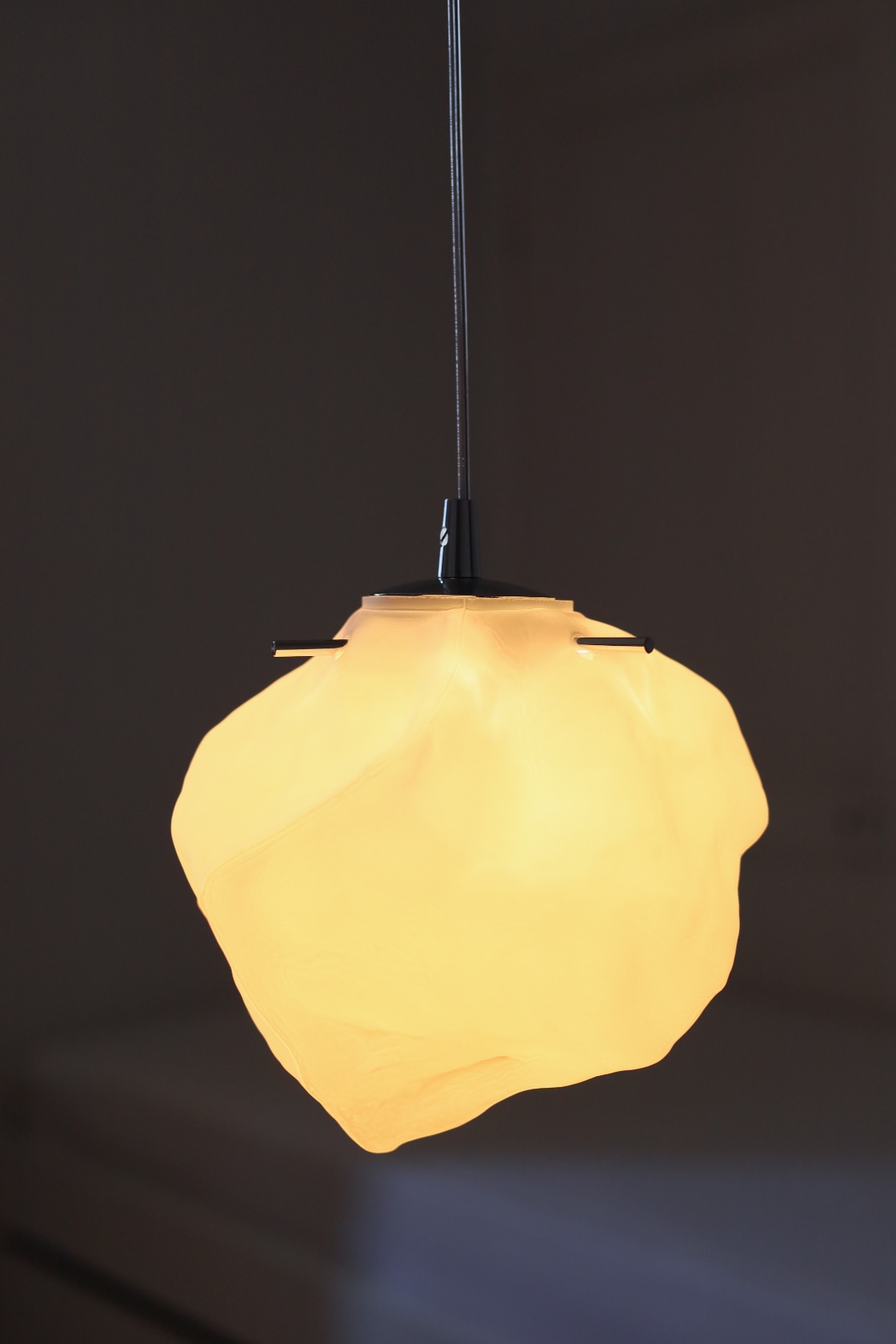 Pendelleuchte mit unregelmäßigem, weißem Struktur-Glas, Bild 2