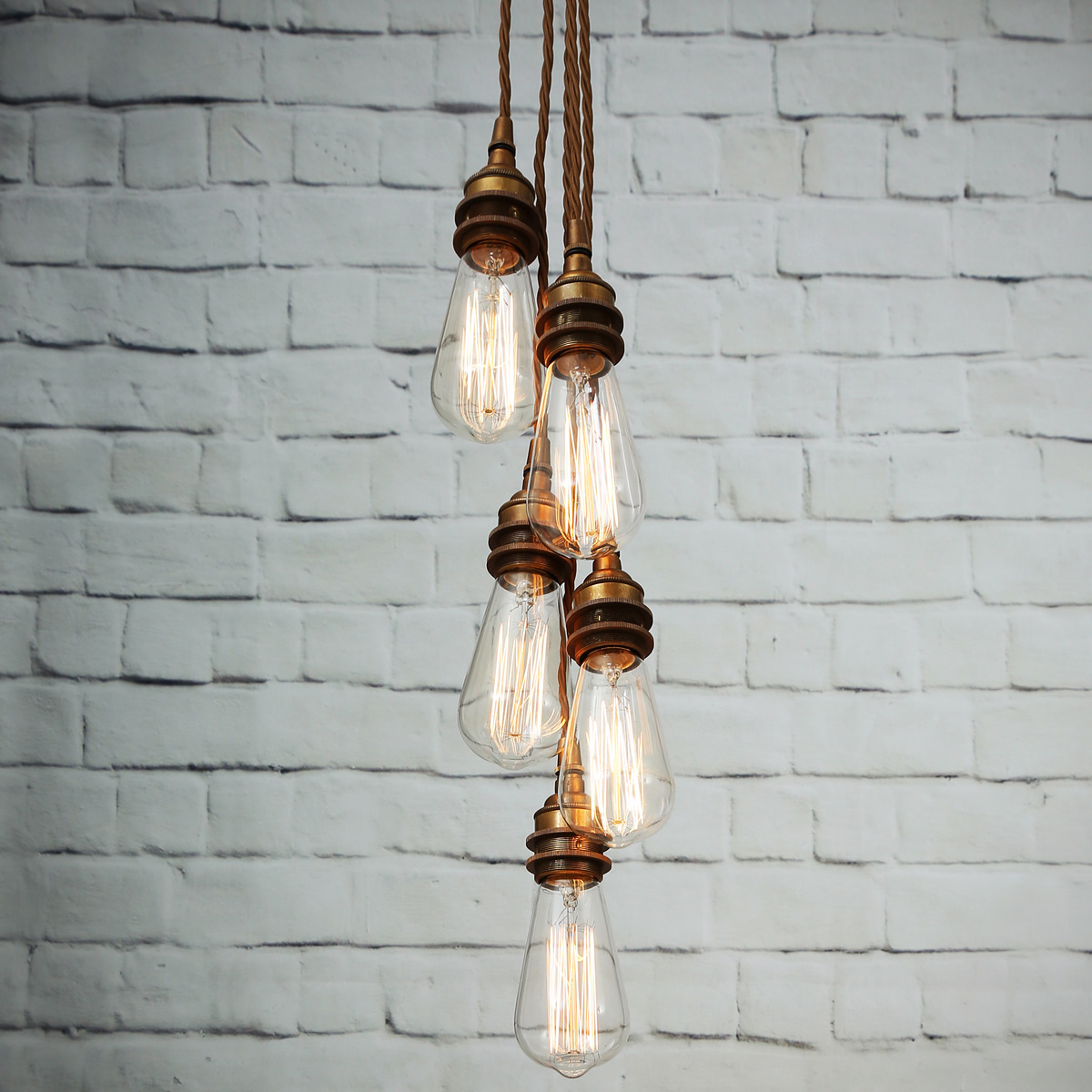 Pendelleuchten-Gruppe aus fünf einfachen Fassungs-Lampen: Ein Bündel aus Fassungs-Pendelleuchten, mit „Edison“-Dekobirnen (hier in „Alt-Messing patiniert“)