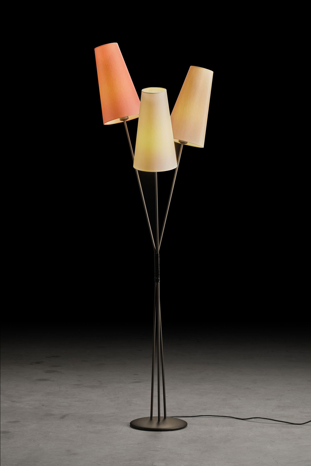 FIFTIES – Stehlampe im 50er Jahre-Look mit drei Schirmen im Bündel, viele Farben: Gestell in Fumé matt, Schirme in Rosa, Champagner, Sand