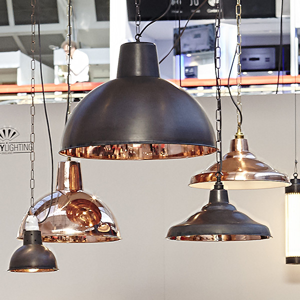 Bild 8: Die gedrückten Kupferschirm-Leuchten am Messestand von Davey Sehr große Kupfer-Pendelleuchte mit Ø 60 cm: Die gedrückten Kupferschirm-Leuchten am Messestand von Davey