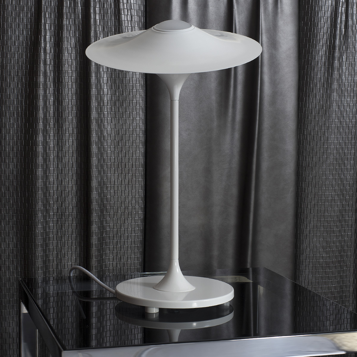 Elegante Tischleuchte mit verstellbarem Hut-Schirm: Ganz in weiß pulverbeschichtet