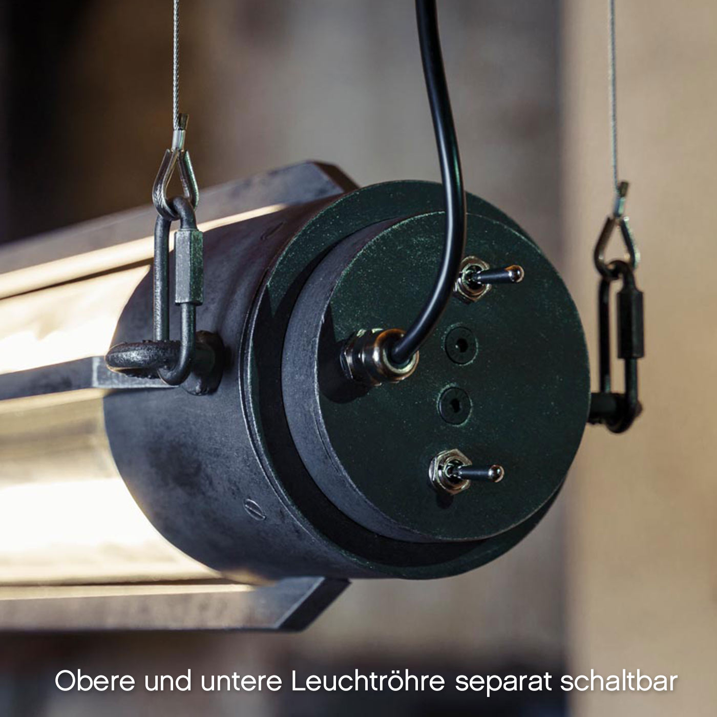 Stahl und Glas: Röhren-Hängeleuchte im Industrial-Style HL2690: Die obere und untere Lichtquelle kann mit schönen Kippschaltern separat geschaltet werden