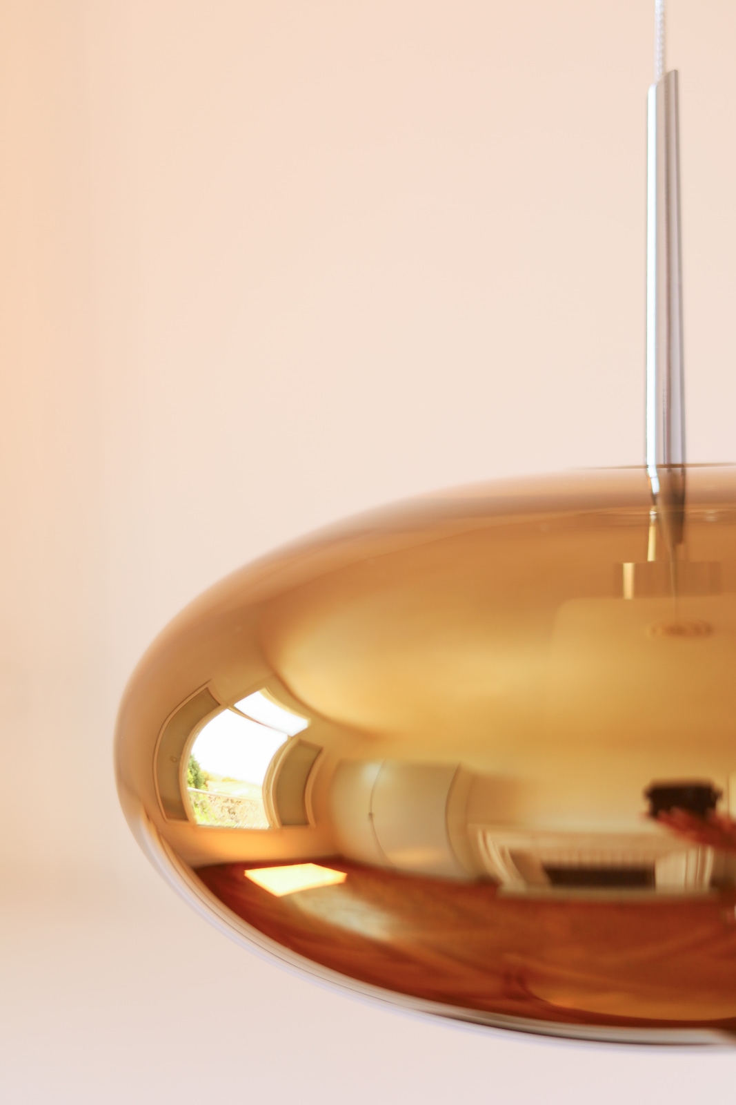 Fig. 4: Das Modell in Gold (ausgeschaltet) Reflexion in Gold oder Chrom: Glas-Hängeleuchte aus Frankreich: Das Modell in Gold (ausgeschaltet)