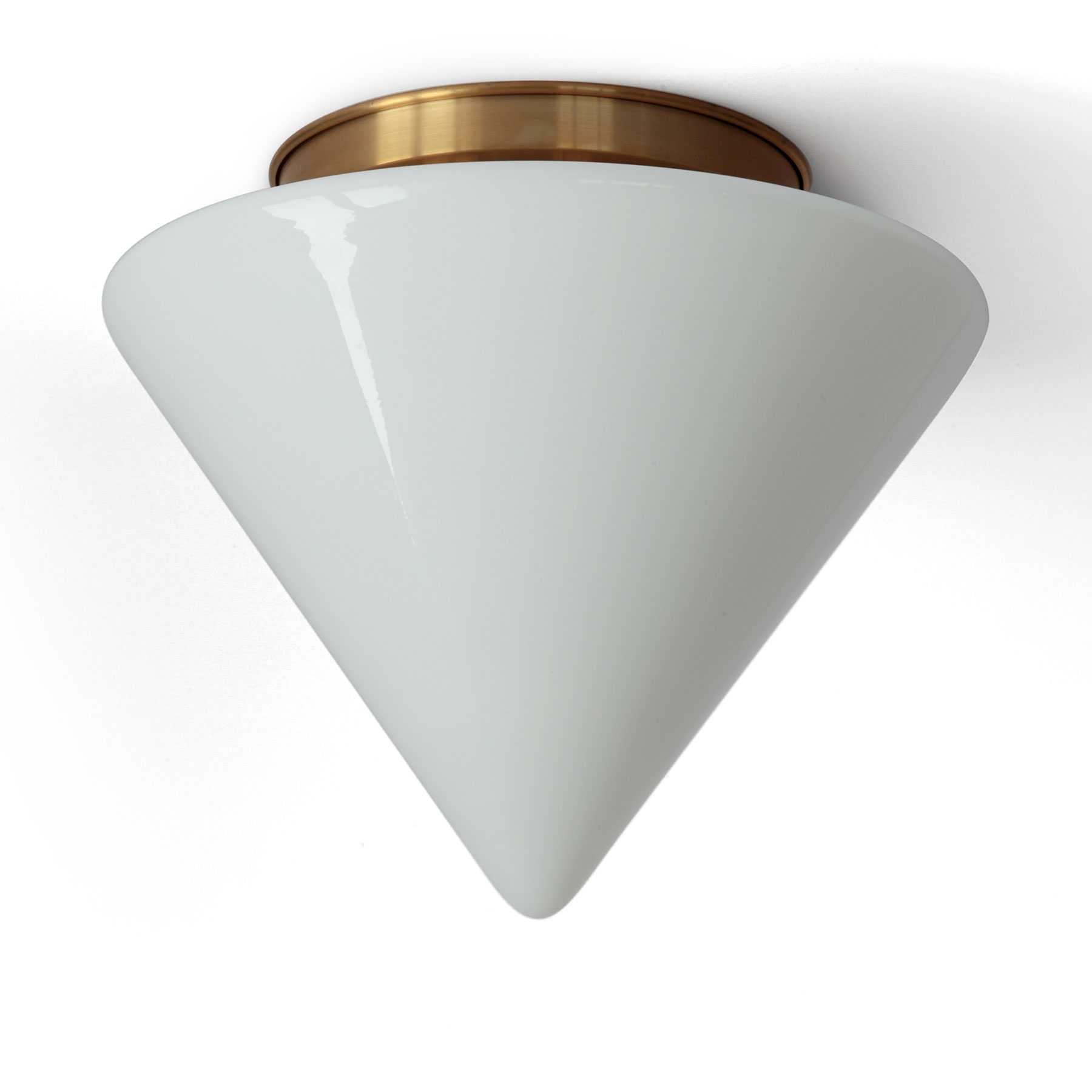 Deckenleuchte mit Kegel-Schirm aus Opalglas Ø 30 cm: Kegel-förmige Opalglas-Deckenleuchte, hier mit Deckenteil in Messing natur