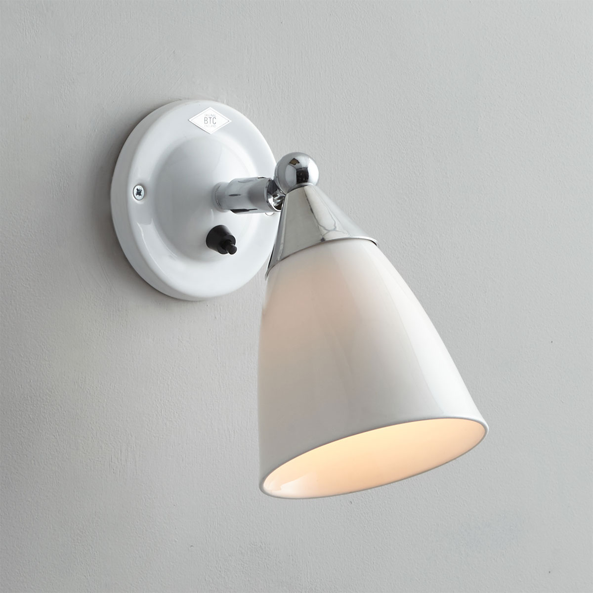 Verstellbare Art Déco-Wandlampe mit Porzellan-Schirm: Version mit Schalter