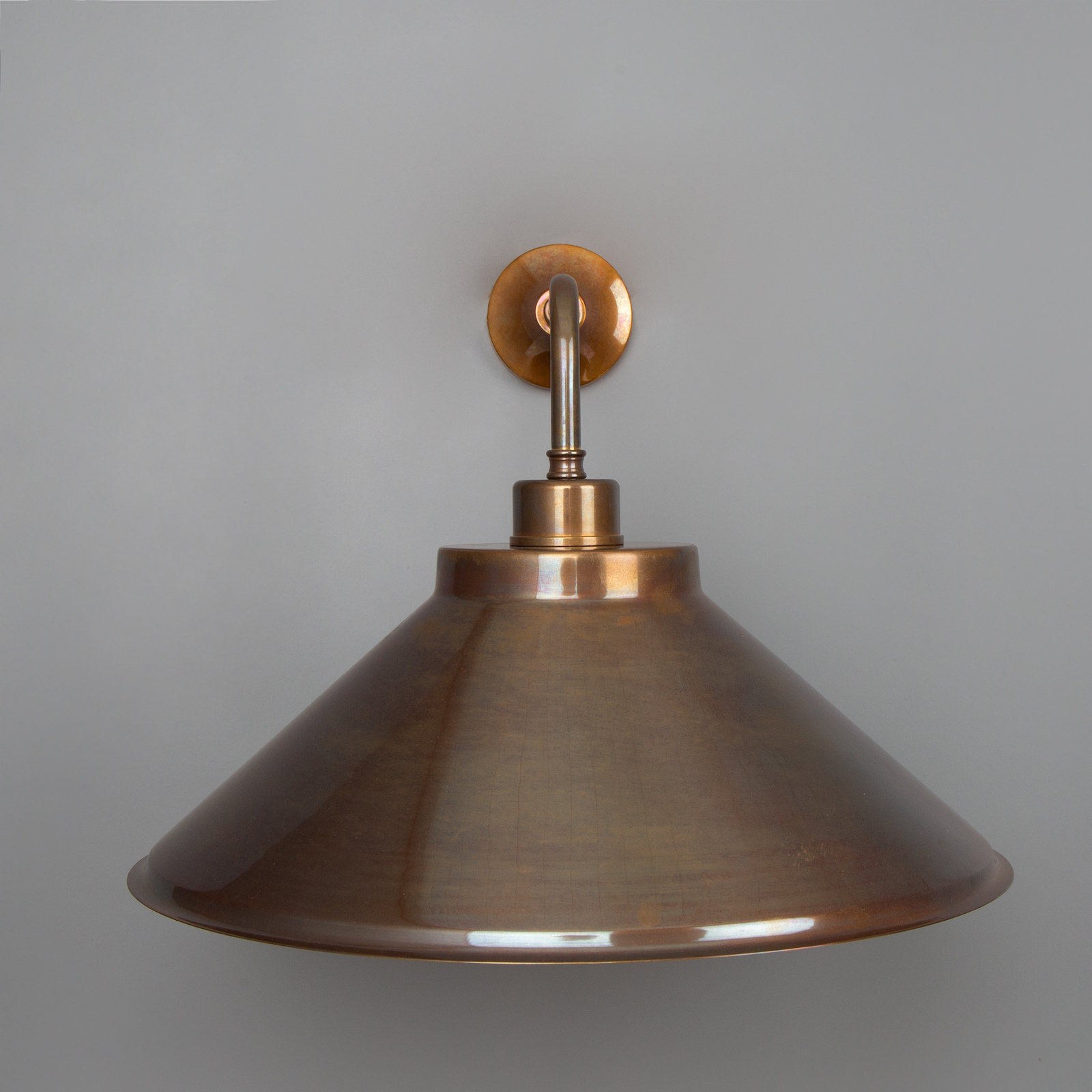 Nostalgic brass wall sconce with brass coolie shade: Alt-Messing patiniert