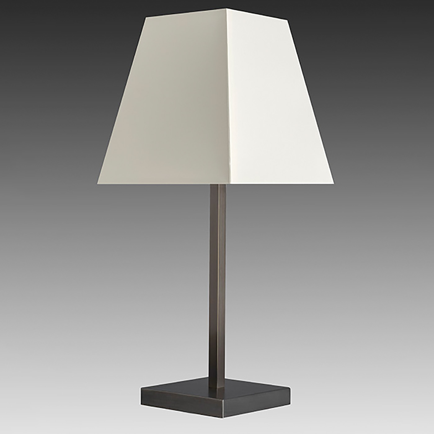 Zeitlos-klassische Tischleuchte mit eckigem Stoffschirm (zwei Größen) L110: Kleines Modell in schwarz patiniert.
