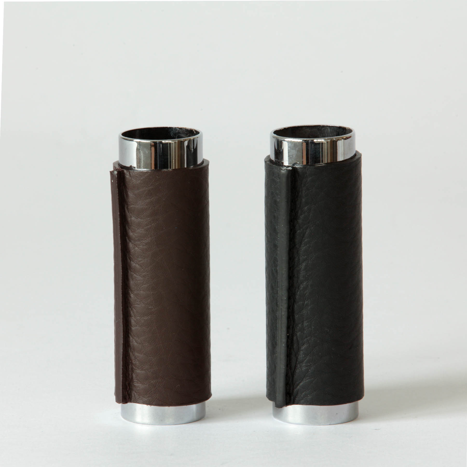 Balken-Hängeleuchte mit acht kleinen Alabaster-Kugeln DEMETRA: Die Leuchte kann wahlweise mit braunem oder schwarzem Leder bestellt werden.