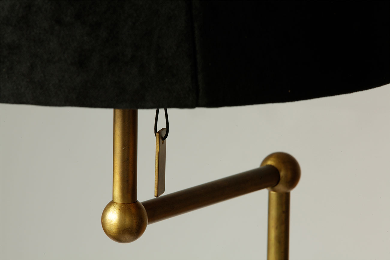 Bild 7: Mit Zug-Schalter an der Fassung Messing-Stehleuchte mit Schirm aus schwarzem Samt: Mit Zug-Schalter an der Fassung
