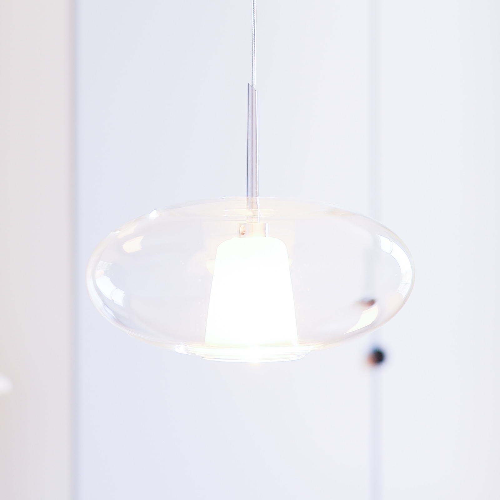 Glas-Pendelleuchte mit rosafarbenem Rauchglas: Das Modell mit klassisch-klarem Glas (eingeschaltet)