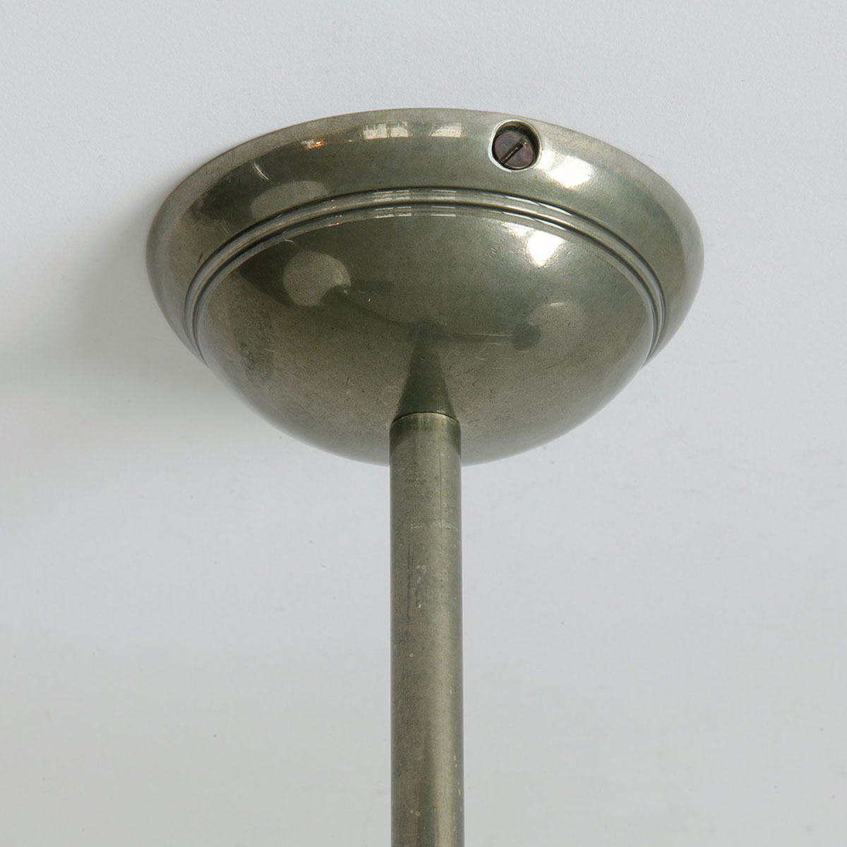 Stab-Pendelleuchte mit „Schoolhouse“-Opalglas-Schirm, Ø 35 cm: alt-silbern patiniert