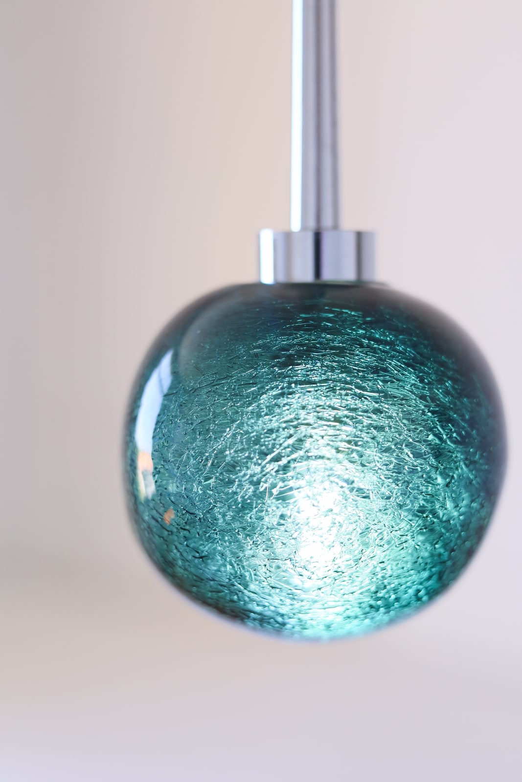 Kleine Hängeleuchte GALET mit bunter Glaskugel, drei Farben, Bild 7 Kleine Hängeleuchte GALET mit bunter Glaskugel, drei Farben, Bild 7