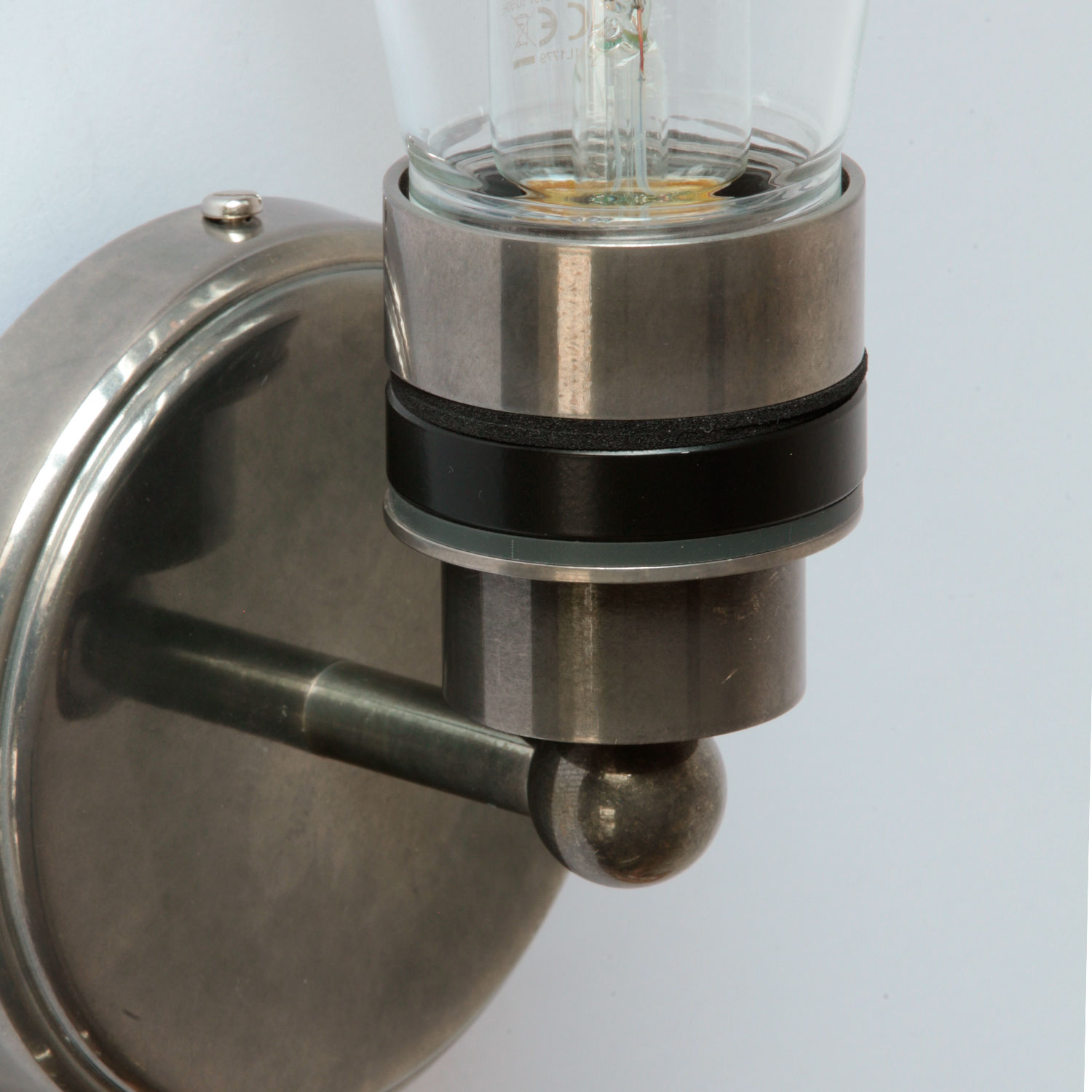 Schlichte Badezimmer-Wandlampe mit Glaskolben, IP65: Messing alt-silbern patiniert