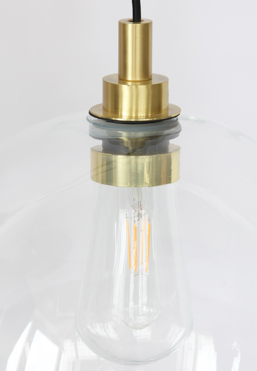 Große Hängeleuchte mit offenem Kugel-Glasschirm, IP65: Glashalter in Messing satiniert, mit Glaskolben in Form einer „Edison“-Glühbirne