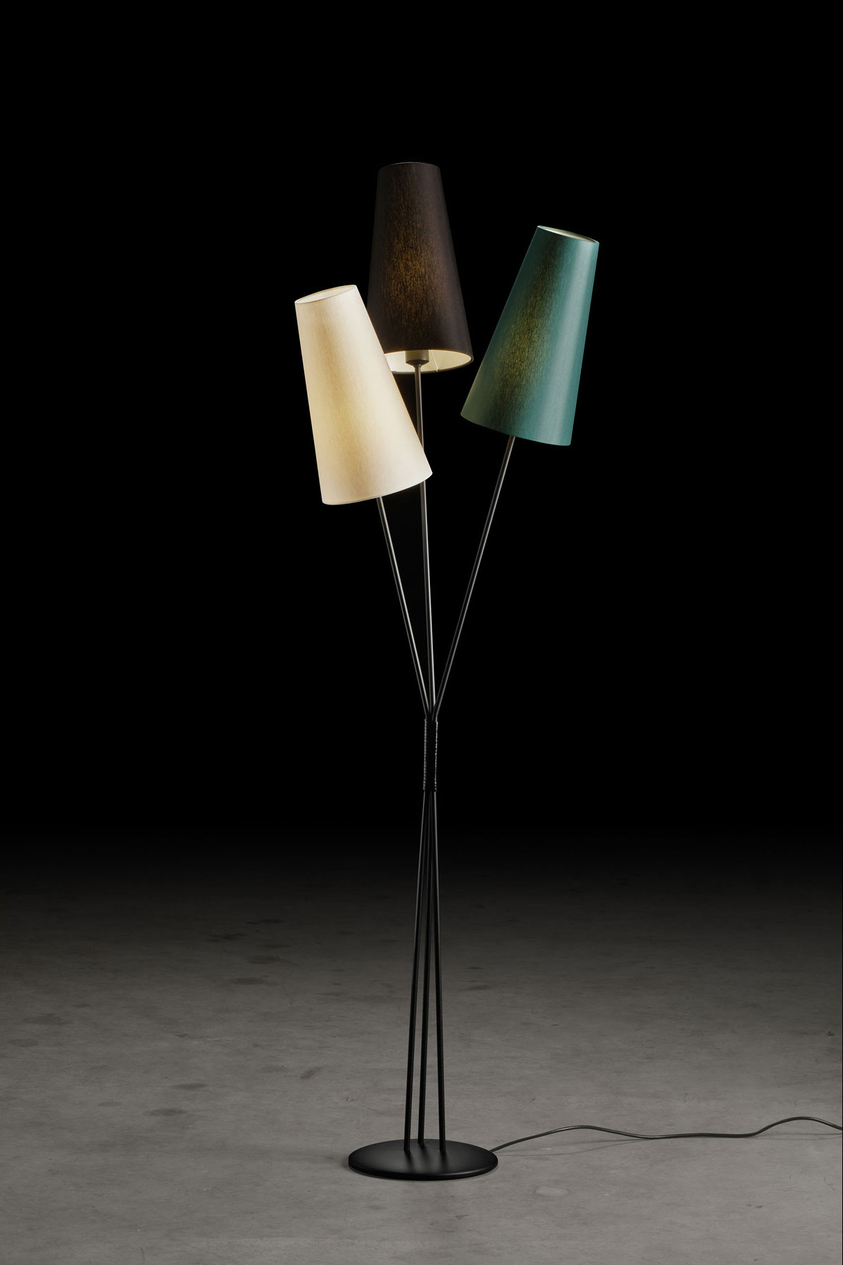 FIFTIES – Stehlampe im 50er Jahre-Look mit drei Schirmen im Bündel, viele Farben: Gestell in Schwarz, Schirme in Hellgrau, Waldgrün, Schwarz