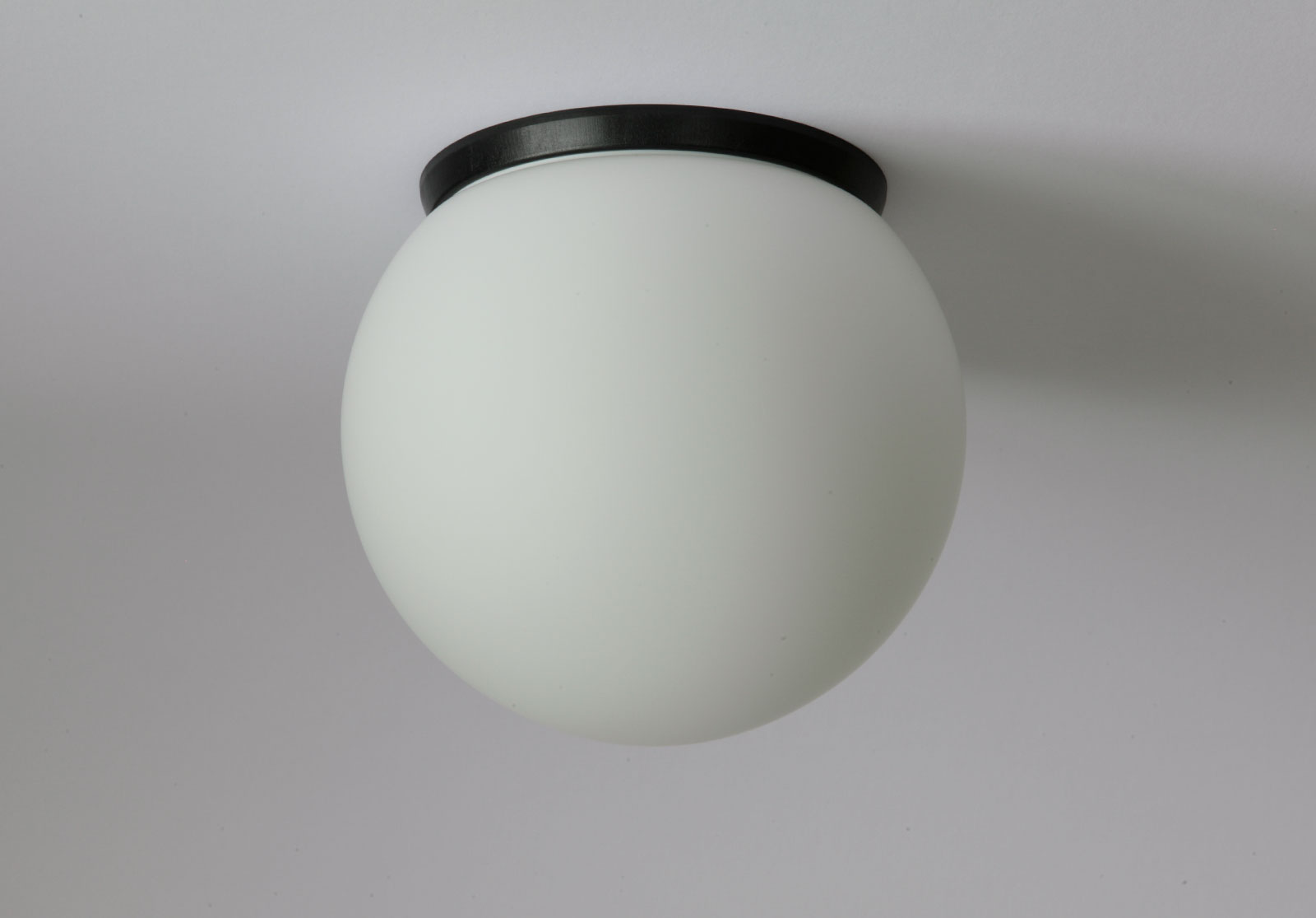 Bild 3: Schlichte, kleine Kugel-Deckenleuchte, Ø 20 cm, schwarzer Sockel Schlichte Kugel-Deckenleuchte aus Opalglas SPHERA, IP65, Ø 20–40 cm: Schlichte, kleine Kugel-Deckenleuchte, Ø 20 cm, schwarzer Sockel