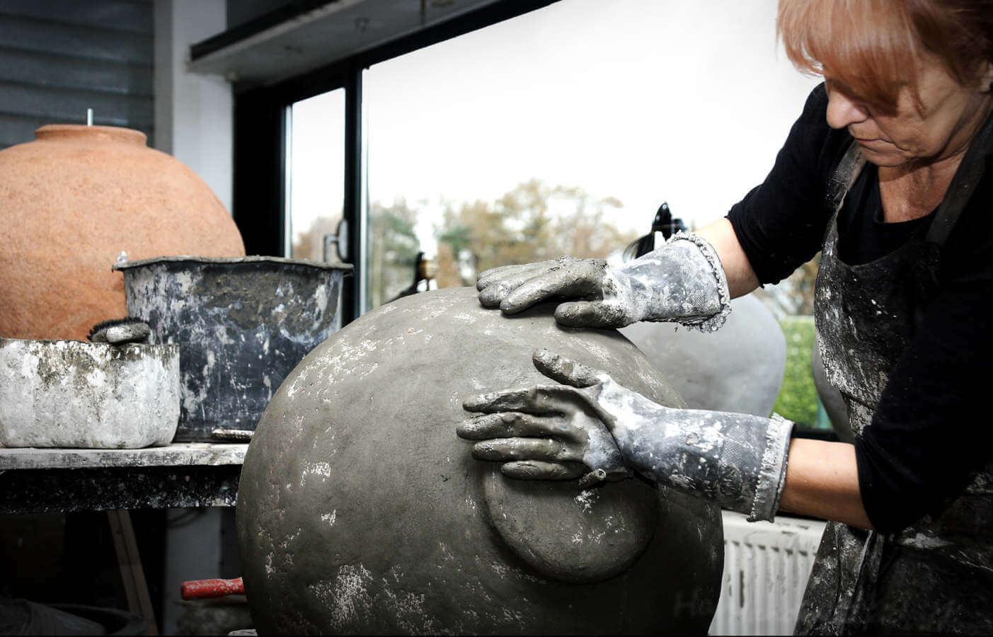 Bild 3: Die Leuchte wird in den Niederlanden von Hand gefertigt Handgetöpferte Amphoren-Tischleuchte COTANO in Kupfergrün: Die Leuchte wird in den Niederlanden von Hand gefertigt