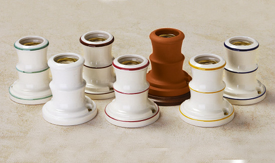 ANDROMEDA 80 Kleine Deckenleuchte aus Keramik: Die sieben erhältlichen Ausführungen, Terracotta-Modell mit Holzrosette abngebildet