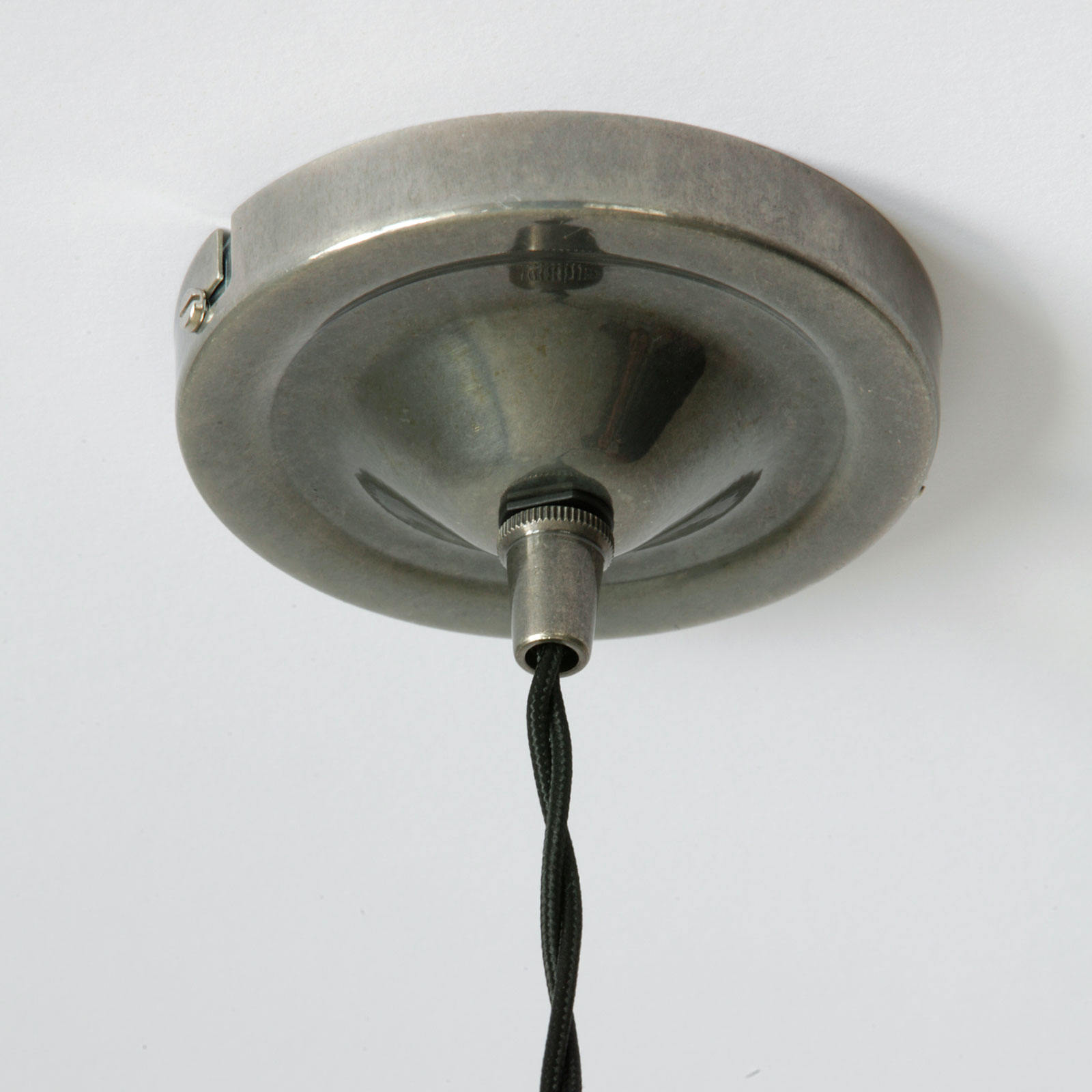 Bild 12: Baldachin, hier in Messing alt-silbern patiniert Elegante, kleine Pendelleuchte aus Messing: Baldachin, hier in Messing alt-silbern patiniert