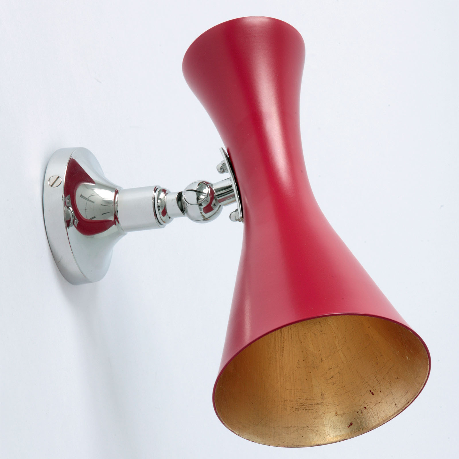 Kleine Mid Century-Wandleuchte mit Gelenk und Doppelschirm: verchromtes Metall, Blattgold und Schirm in RAL 3002