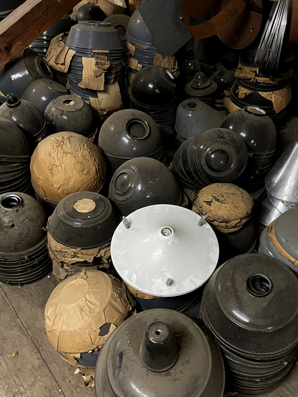 Bild 6: Die Emaille-Schirme stammen aus letzen Beständen im Speicher der Firma Bolich Einzelstücke mit antikem Emaille-Schirm: Hängeleuchte BERLIN 400 mm: Die Emaille-Schirme stammen aus letzen Beständen im Speicher der Firma Bolich