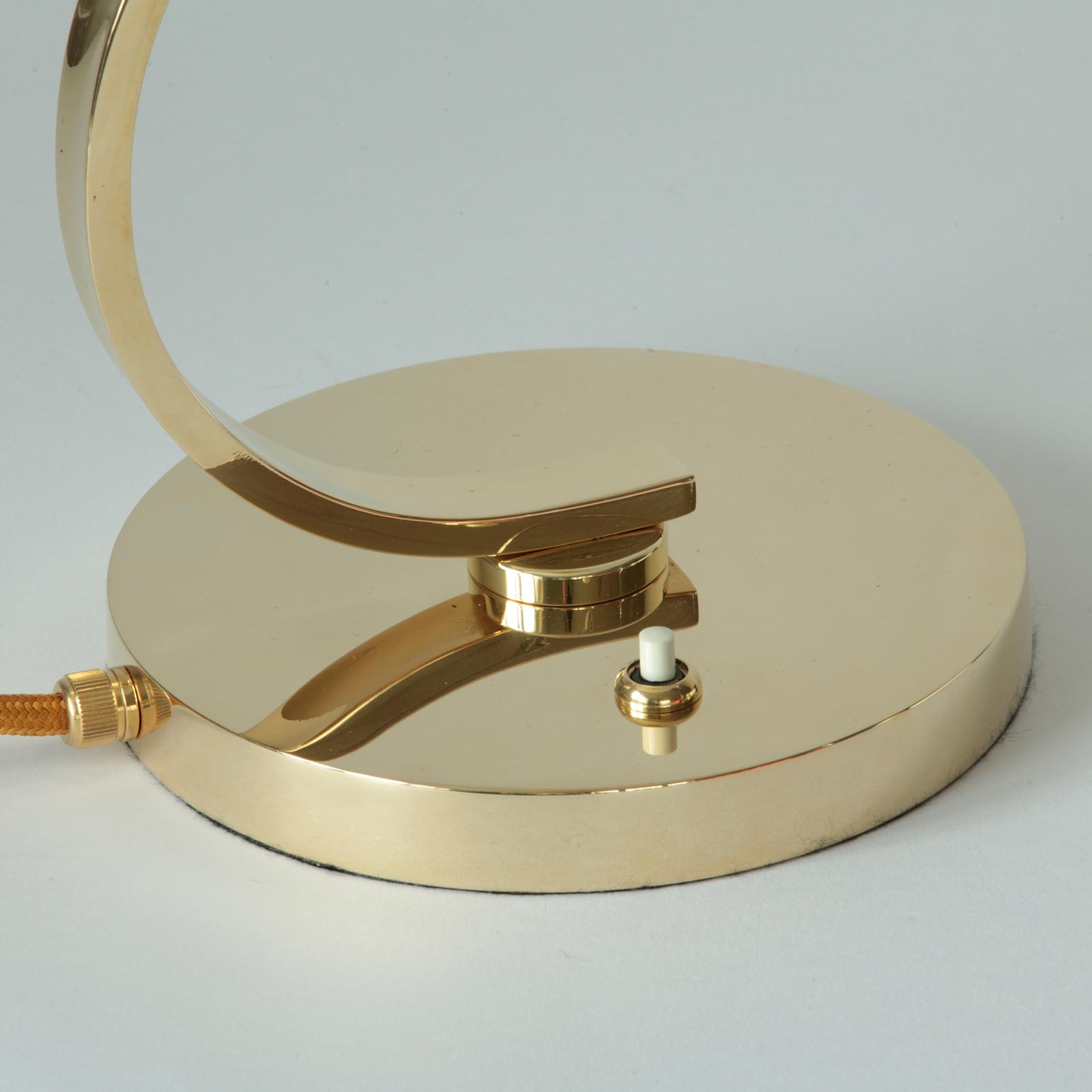 Kleine Messing-Tischlampe mit Kegel-Glasschirm: Messing poliert, lackiert