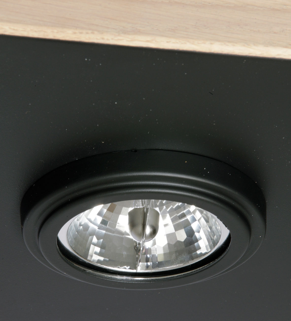 Hängeregal mit Downlight-Spots für die Küche: mit hellem Eichenholz-Furnier