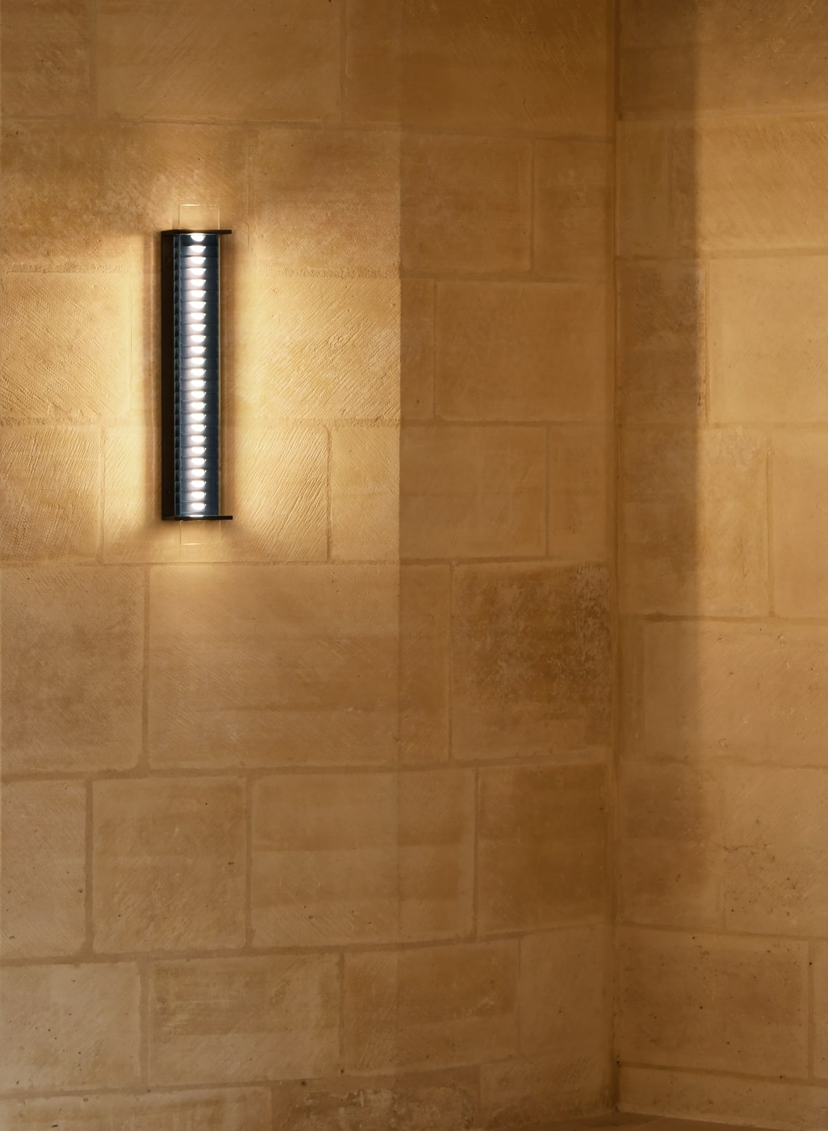 Bild 5: Hier mit blauen Lamellen Röhren-Wandleuchte mit Lamellenblende QUADRATUBE W4: Hier mit blauen Lamellen