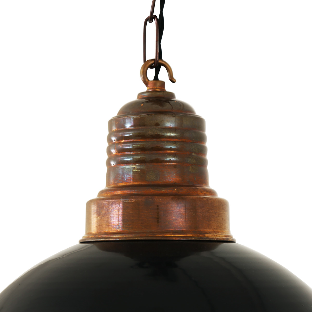 Nostalgische Fabriklampe mit Kettenaufhängung: schwarz glanz mit Messingteilen in „Alt-Messing patiniert“