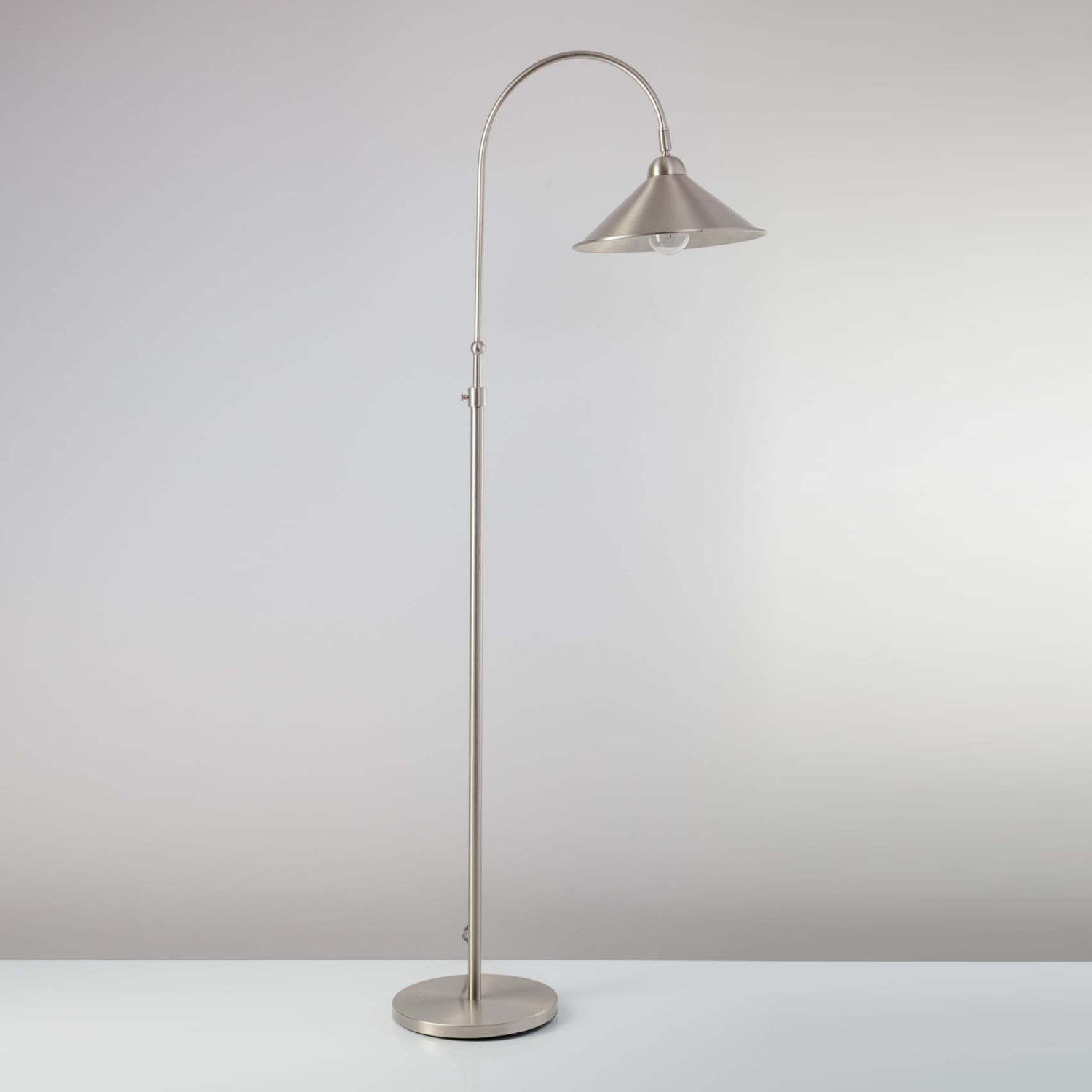 Bild 8: Ausführung Nickel satiniert Französische Messing-Stehleuchte mit Bogen-Arm TOKYO: Ausführung Nickel satiniert