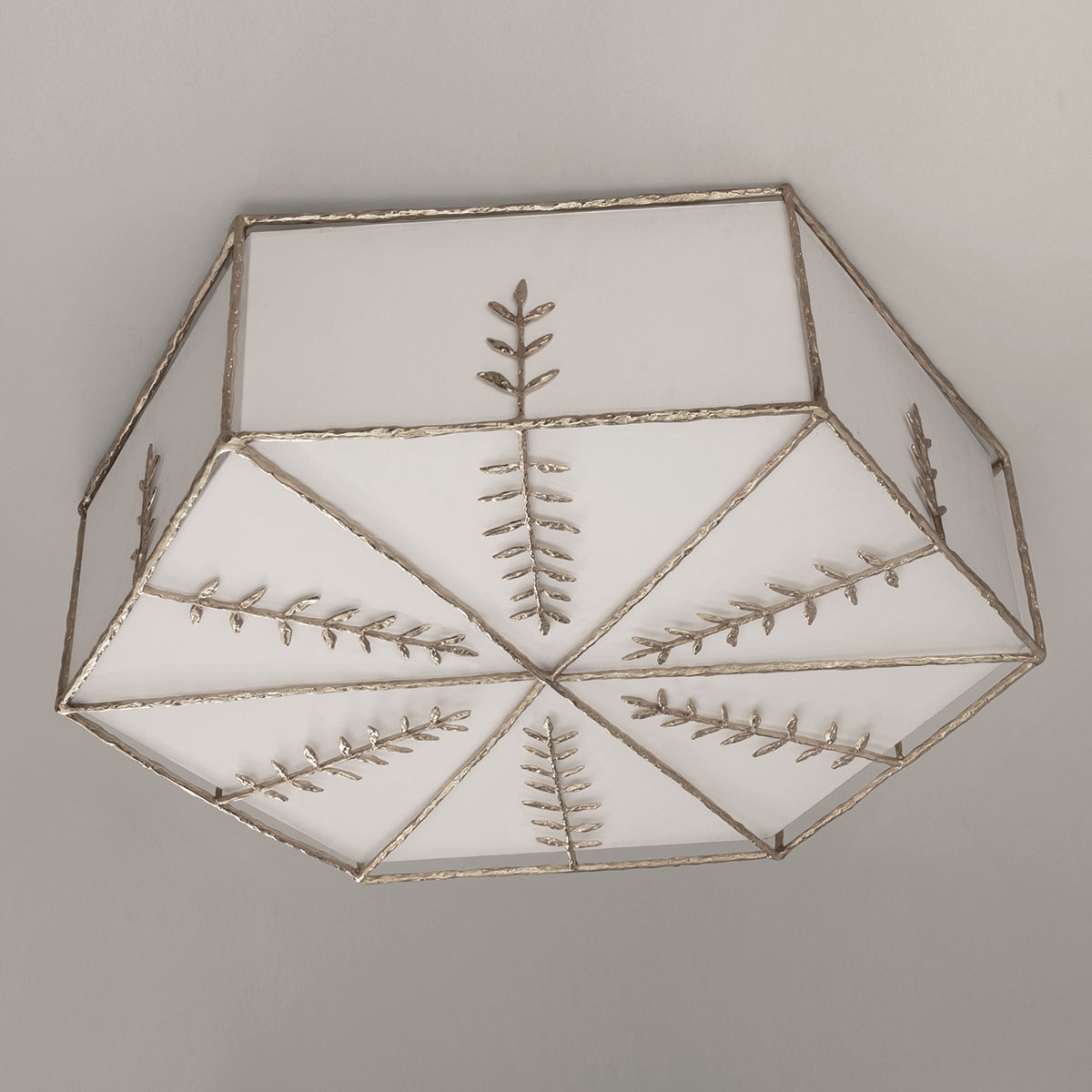 Bild 5: Die Ausführung in vernickelter Bronze Große Bronze-Deckenleuchte mit Textilschirm GRANDE SOPHIA: Die Ausführung in vernickelter Bronze