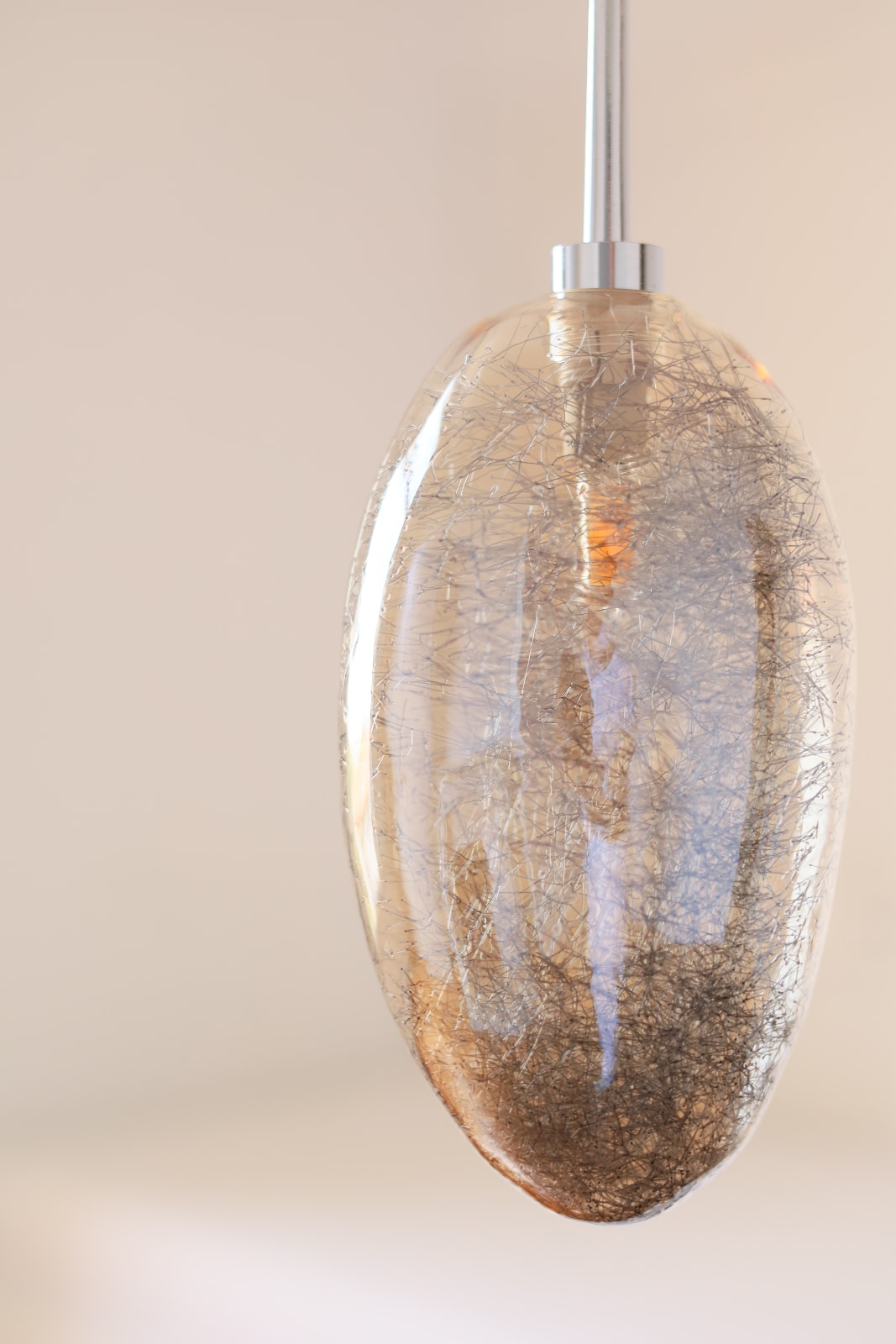 Bild 4: Die Variante mit silbernen Glasfäden, ausgeschaltet Handgearbeitete Hängeleuchte mit Glasfäden: Die Variante mit silbernen Glasfäden, ausgeschaltet