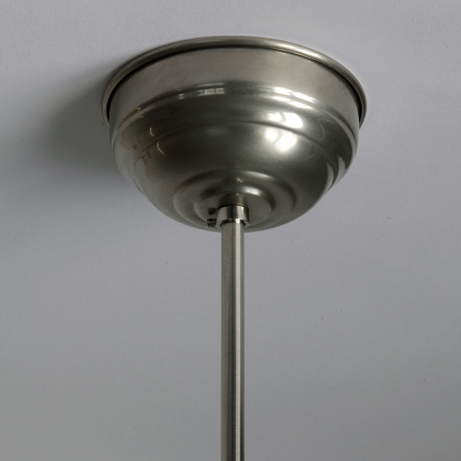 Stab-Pendelleuchte mit schlankem Stufen-Opalglas: Der Baldachin (Messingoberfläche matt vernickelt)