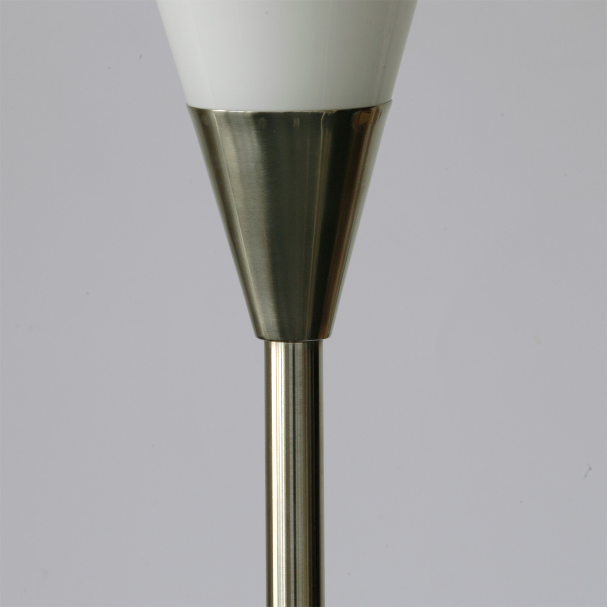 Art déco-Stehleuchte mit opalenem Spitzkegel-Glas: matt vernickelt