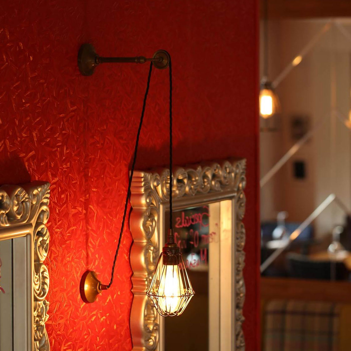 Wand-Pendelleuchte mit Lampenkäfig und Umlenkrolle, Bild 12 Wand-Pendelleuchte mit Lampenkäfig und Umlenkrolle, Bild 12