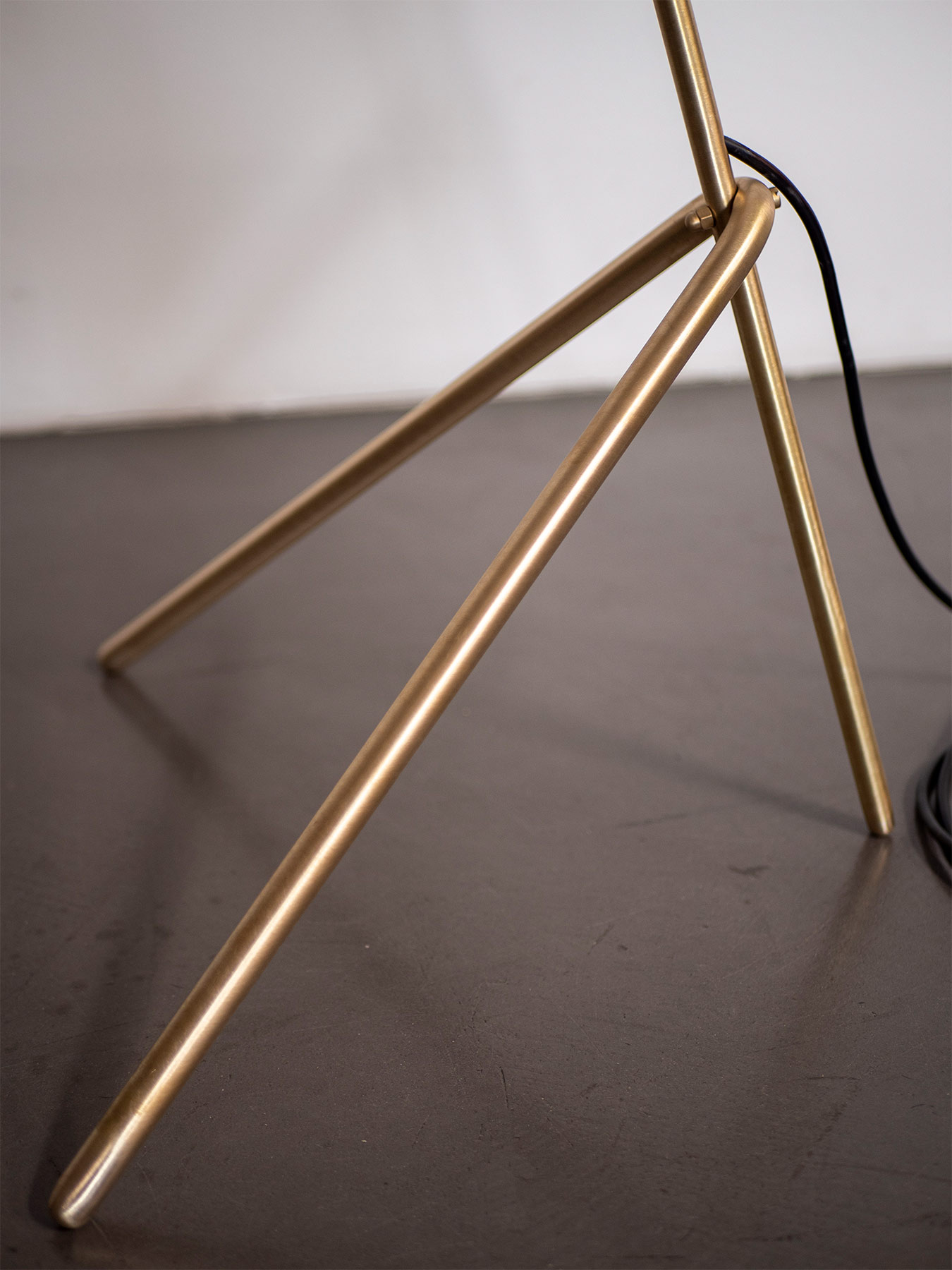 Dreibein-Design-Stehleuchte aus Messing THINKERBELL, Bild 4