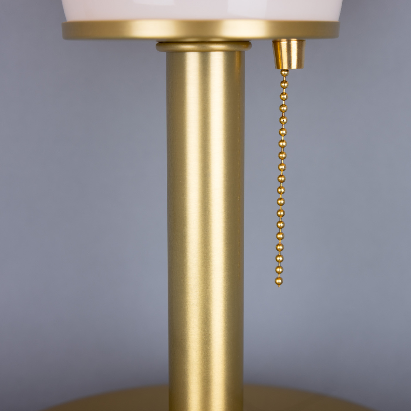 Kleine Design-Tischleuchte „Pilz“ mit schönem Opalglasschirm und Zugschalter: Mit integriertem Zugschalter-Kettchen, hier Messing satiniert