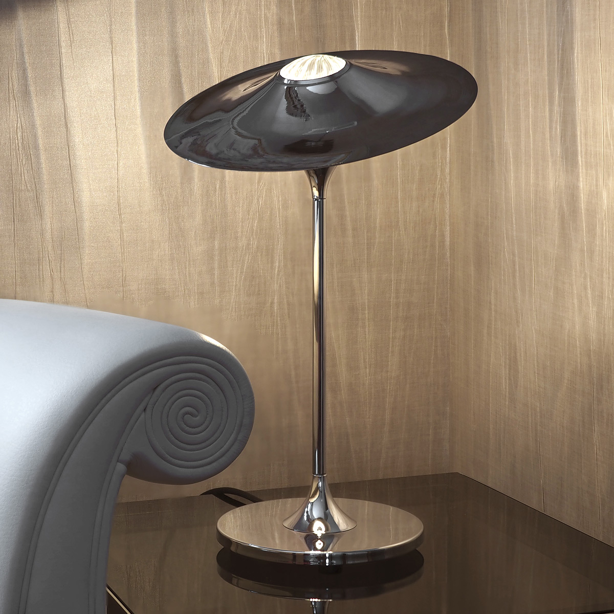 Elegante Tischleuchte mit verstellbarem Hut-Schirm: Tischleuchte in Messing verchromt, mit klarem Glas