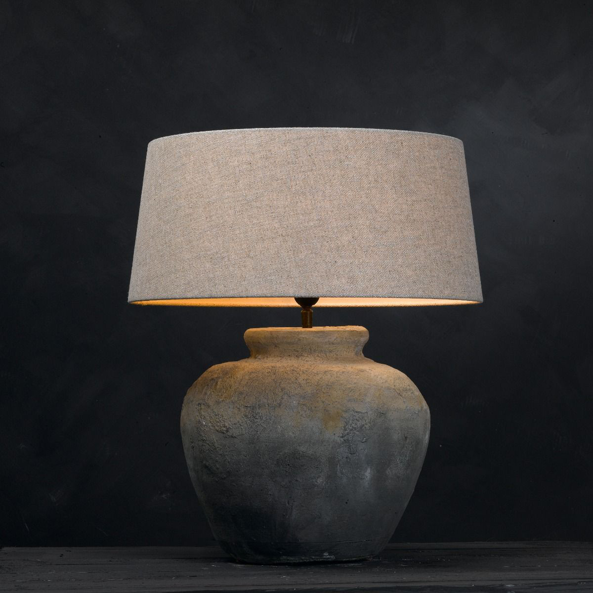 Fig. 3: Keramik-Tischleuchte, hier mit Schirm in Leinen Natur Antique Amphora Style Ceramic Table Lamp VANI RUSTIC: Keramik-Tischleuchte, hier mit Schirm in Leinen Natur