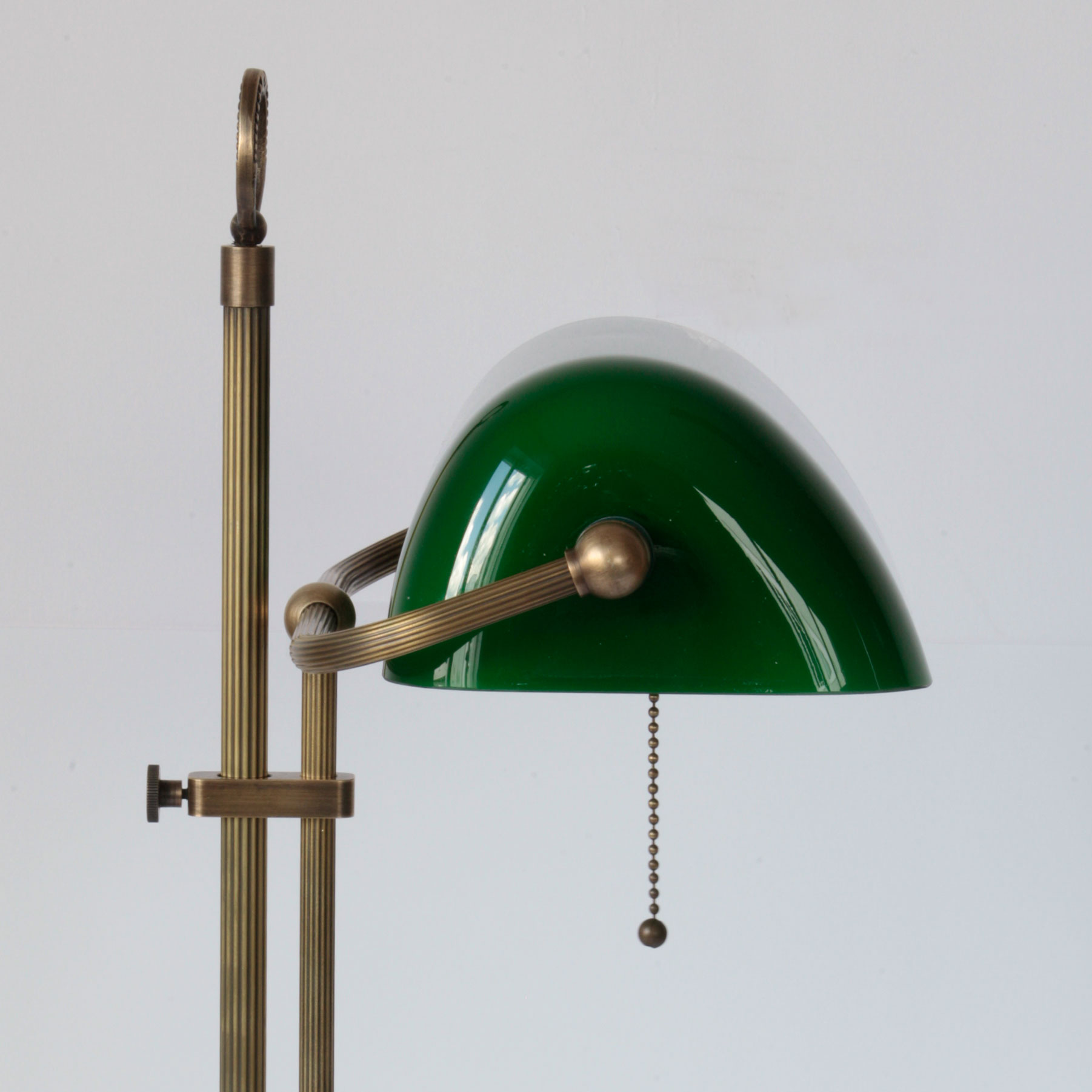 Banker’s Lamp – klassische Schreibtischleuchte mit Glasschirm: Die klassische Tischleuchte wird mit einem stilechten Zug-Kettchen aus Messingperlen geschaltet