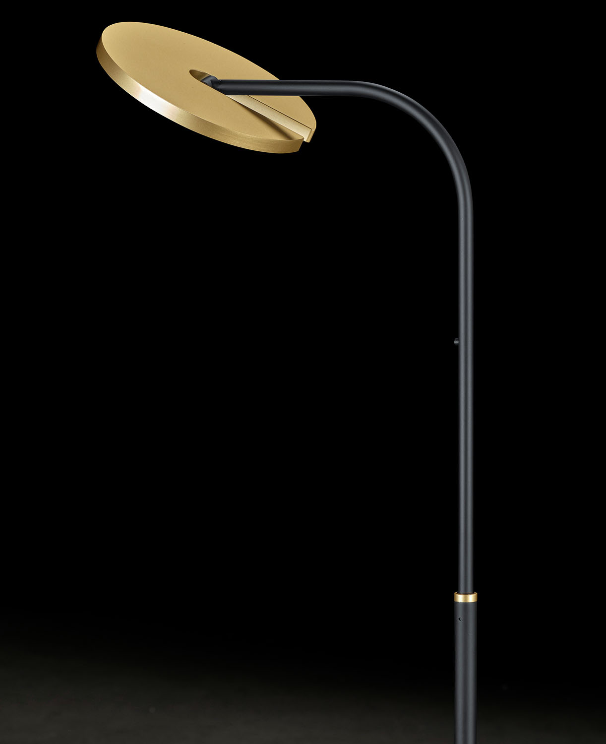 Versatile and powerful floor lamp VINCE S : Hier in der Oberflächenkombination Schwarz und Eloxal Messing