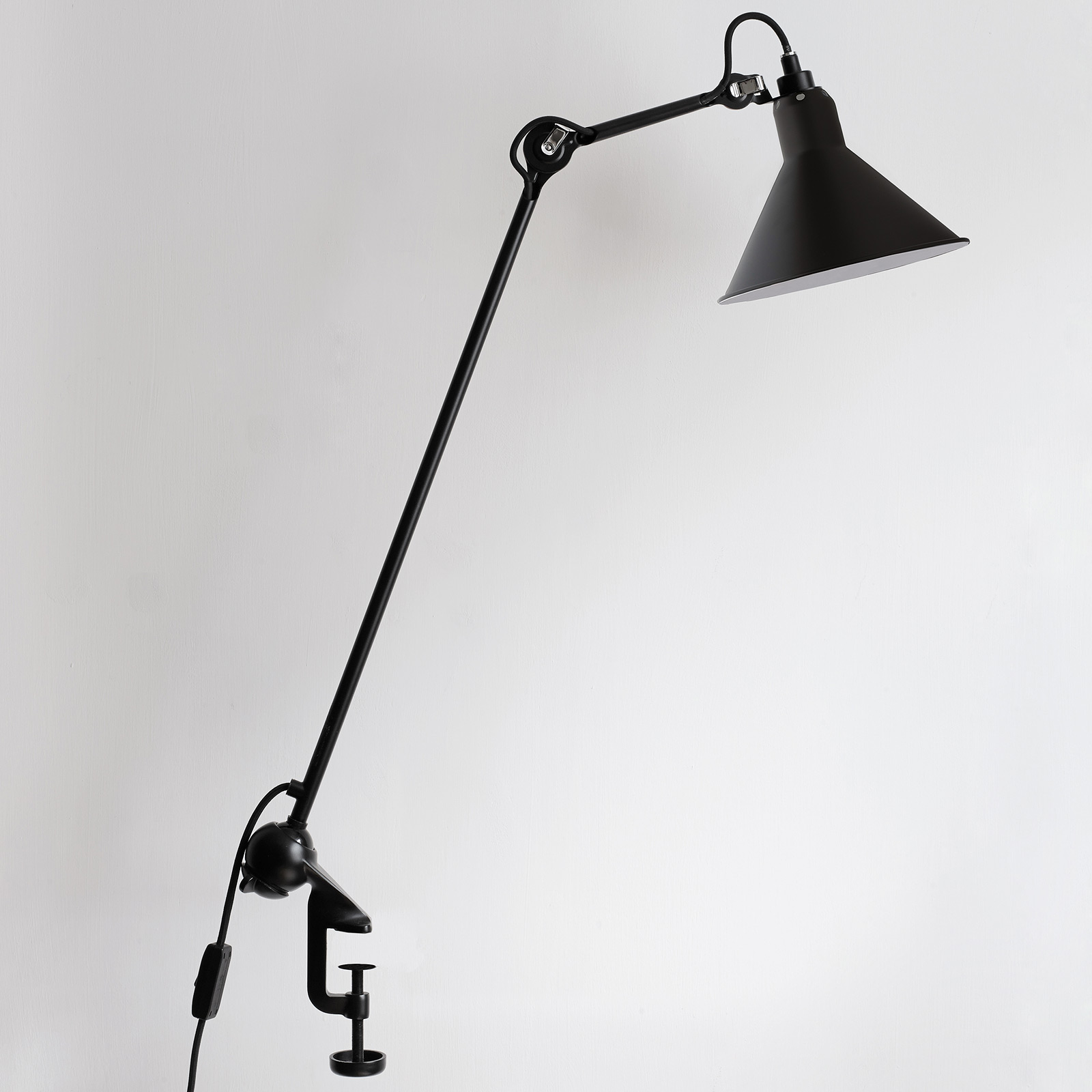 Bild 2: Die Architekten-Lampe Modell 201, eine klassische Klemmlampe für Tischplatte bis 47 mm, hier ganz in schwarz matt Architektenleuchte N° 201 Klemmleuchte mit Trichterschirm: Die Architekten-Lampe Modell 201, eine klassische Klemmlampe für Tischplatte bis 47 mm, hier ganz in schwarz matt