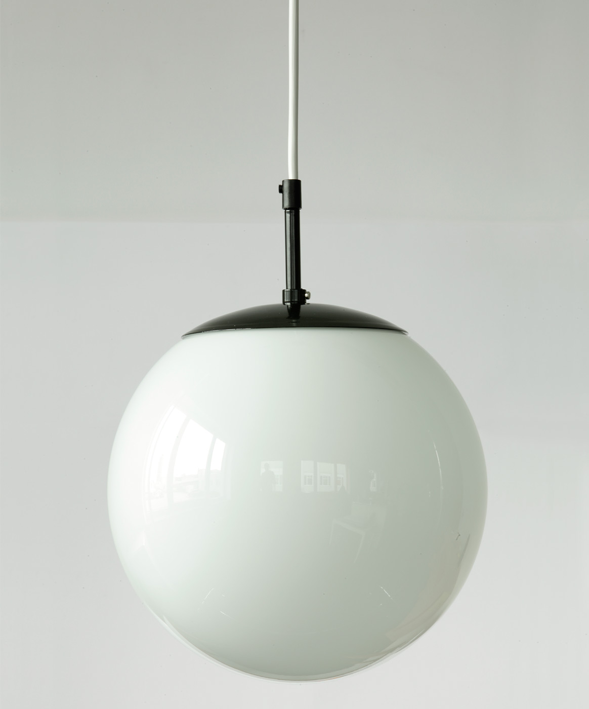 Minimalistische Kugel-Lampe MÜNCHEN: Kugel-Pendellampe (klein, Ø 25 cm), tiefschwarz, mit weißer Kabel-Aufhängung