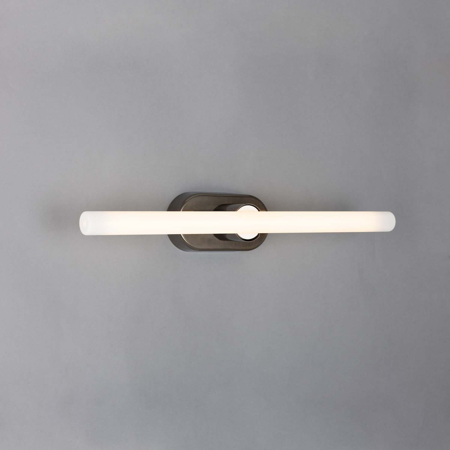 Minimalistische Wand- oder Spiegelleuchte aus Messing: Messing alt-silbern patiniert, Modell 2