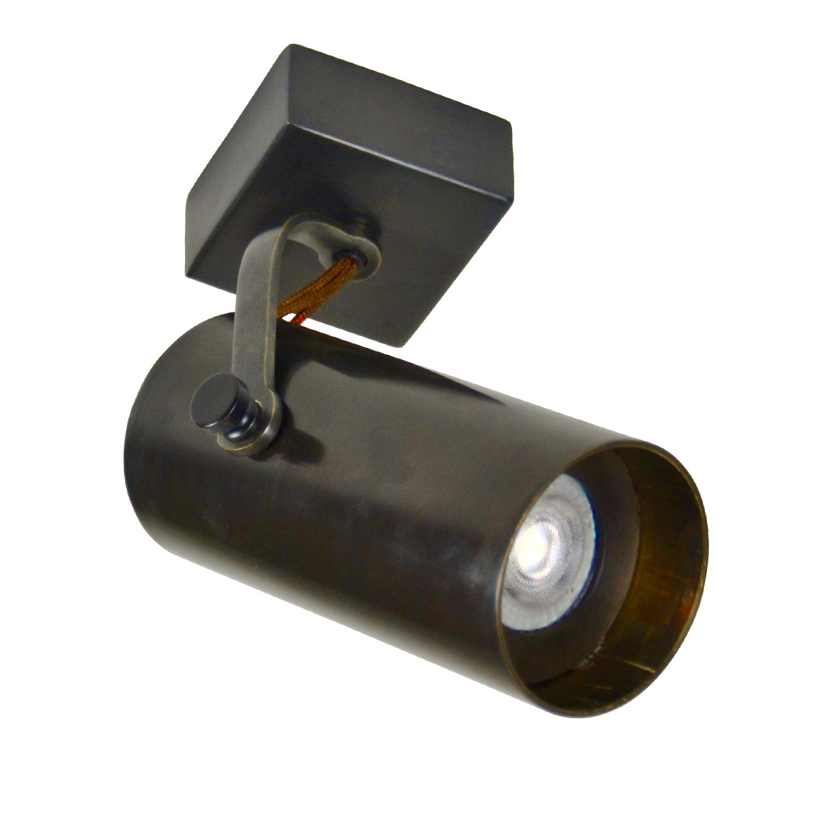 Deckenspot TUBE mit verstellbarem Strahler in Messing-Röhre: Deckenstrahler, hier Modell 2 mit quadratischem Sockel, Messing-Oberfläche: „Bronze dunkel“