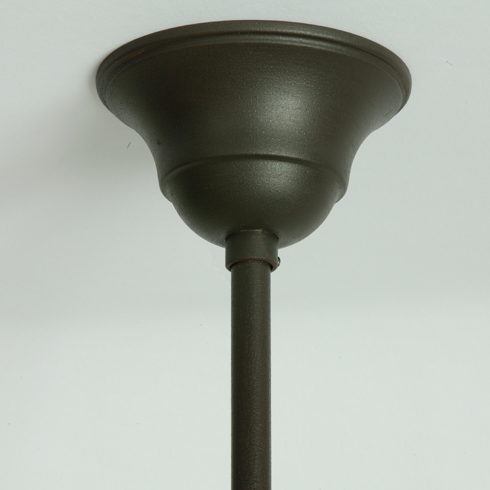 Rustikale Stabpendel-Balkenlampe mit drei flachen Schirmen: Baldachin der Ausführung „Kupfer patiniert“