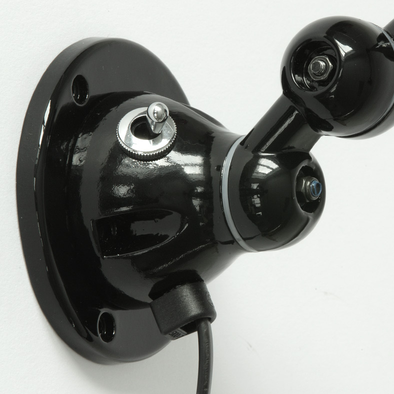 Kleine Gelenkwandlampe SIGNAL mit Halbkugel-Reflektor: Ausführung mit Kippschalter und externes Kabel am Wandsockel (optional), RAL 9011 glänzend